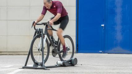 WAHOO KICKR ROLLR
Kurztest des cleveren Rollentrainers, der das natürliche Fahrgefühl einer freien Rolle mit den Performance-Vorteilen des Smart-Trainers vereinen will.