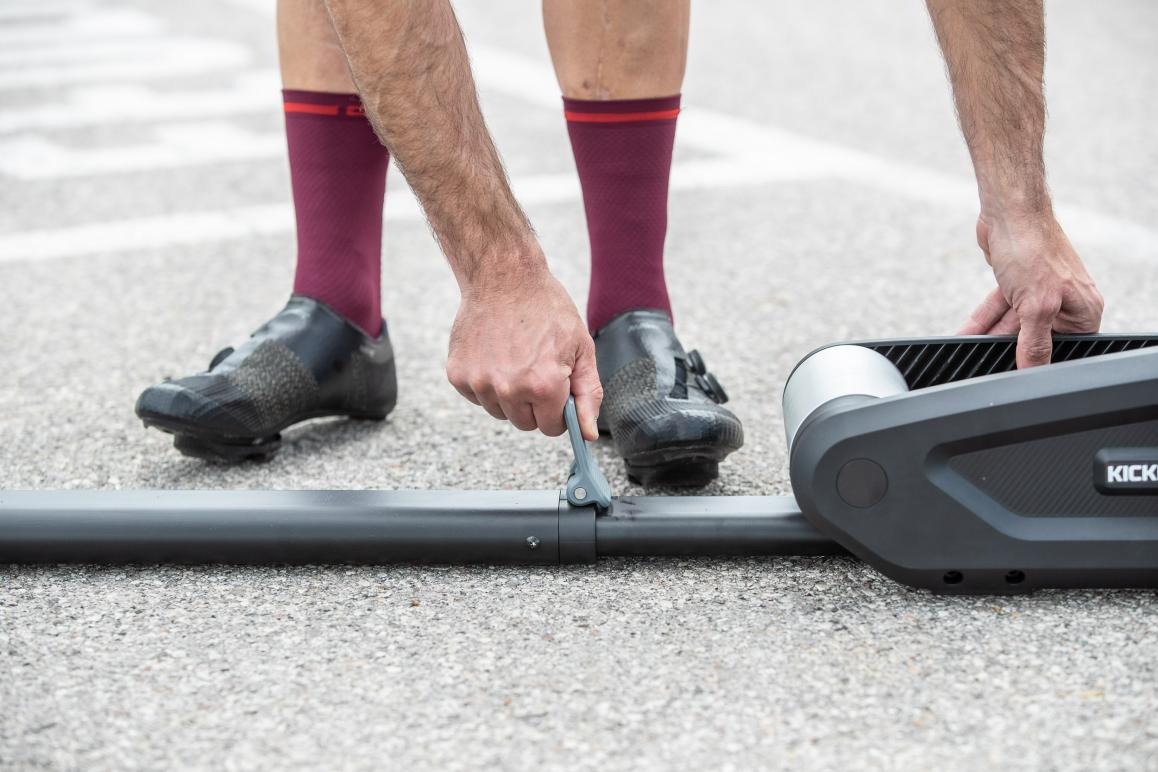 Den Mittelsteg entsprechend des Radstands einstellen und festklemmen.