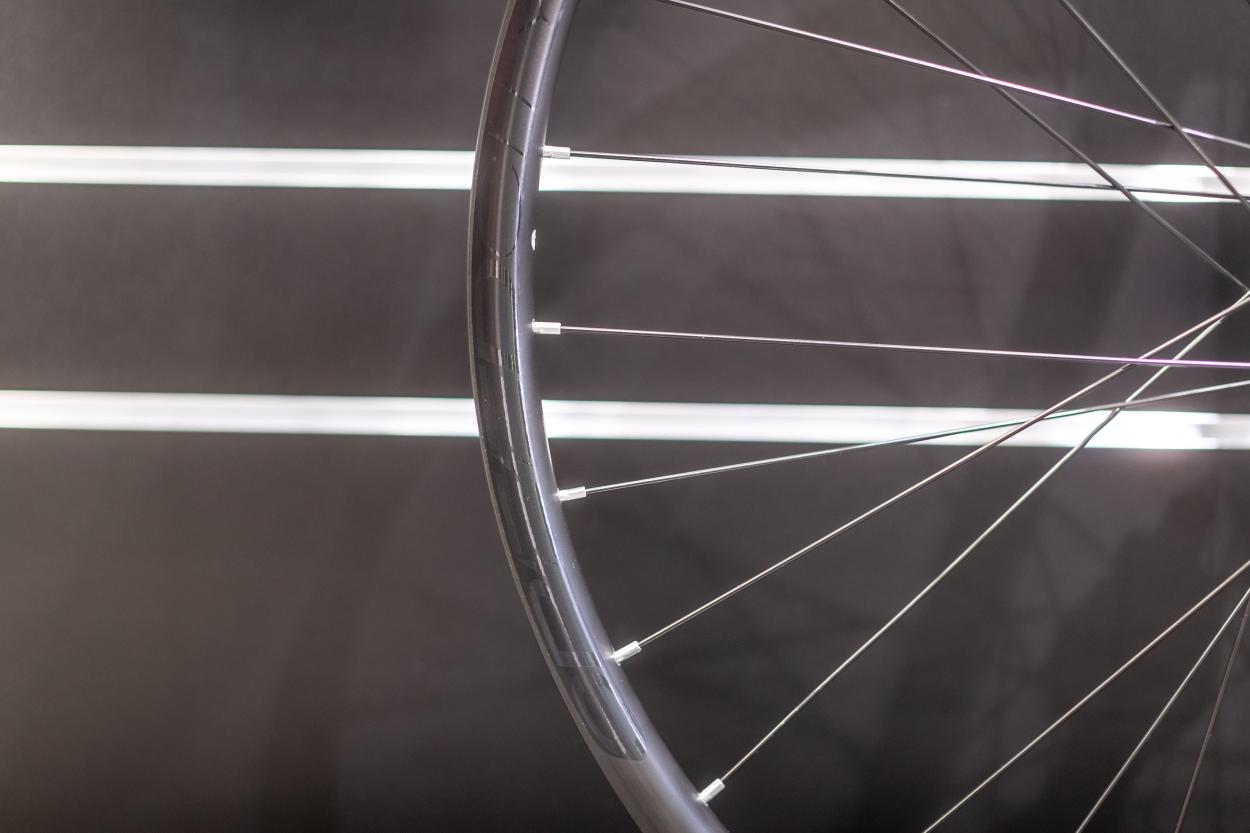 Die E-Speedcity 1 Laufräder sind in den Größen 28" und 650B mit UST Tubeless um 280 Euro erhältlich.