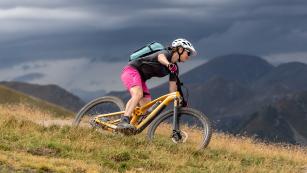 TREK FUEL EX 2023 - BRANDNEU UND SCHON IM TESTTrek dehnt mit der sechsten Generation seines Trailbike-Klassikers den "One for all"-Anspruch nochmal gehörig aus. Dank verschiedenster Verstellmöglichkeiten vielseitiger, aber insgesamt auch abfahrtsorientierter denn je geht das Fuel EX ins MY2023.