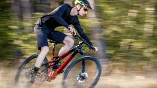 CANNONDALE SCALPEL CARBON TUNEUP 2022Vom dubiosen Onlineshop-Schnäppchen zur messerscharfen Downcountry Rakete. Monatelange Wartezeiten, Preiserhöhungen, leere Regale. Auch die Fahrradbranche ächzt im dritten Corona-Jahr unter ihrem "Erfolg". Wer noch dieses Jahr zu seinem Traumrad in gewünschter Größe, Farbe und Ausstattung kommen möchte, braucht entweder viel Glück oder muss erfinderisch werden.