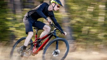 CANNONDALE SCALPEL CARBON TUNEUP 2022Vom dubiosen Onlineshop-Schnäppchen zur messerscharfen Downcountry Rakete. Monatelange Wartezeiten, Preiserhöhungen, leere Regale. Auch die Fahrradbranche ächzt im dritten Corona-Jahr unter ihrem "Erfolg". Wer noch dieses Jahr zu seinem Traumrad in gewünschter Größe, Farbe und Ausstattung kommen möchte, braucht entweder viel Glück oder muss erfinderisch werden.