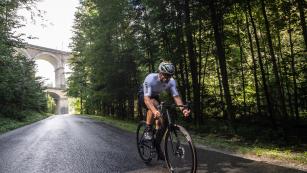 CANYON ULTIMATE RENNRÄDER GEN 5 2023Showroom und Auftakt zum Langzeittest: Die überarbeitete Ultimate Familie (CF SL, CF SLX & CFR) richtet sich an Liebhaber klassischer Rennräder und überzeugt mit ihrer zeitlosen Balance aus Gewicht, Steifigkeit, Aerodynamik, Komfort und Robustheit.