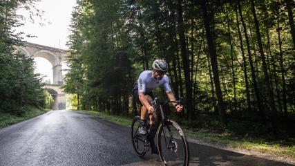 CANYON ULTIMATE RENNRÄDER GEN 5 2023Showroom und Auftakt zum Langzeittest: Die überarbeitete Ultimate Familie (CF SL, CF SLX & CFR) richtet sich an Liebhaber klassischer Rennräder und überzeugt mit ihrer zeitlosen Balance aus Gewicht, Steifigkeit, Aerodynamik, Komfort und Robustheit.