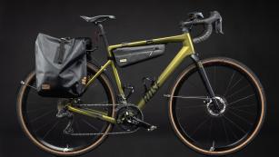 VOM GRAVELBIKE ZUM REISERAD MIT CONTECHerbstzeit ist Reisezeit, und so wird aus dem Rose Backroad Gravelbike mit relativ kleinem Budget ein Allwetter-Reiserad, das auch am Arbeitsweg einen schlanken Fuß macht.