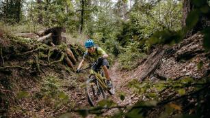 YT IZZO UNCAGED 7 IM TESTBunt, agil, aufgekratzt und aufgebrezelt zeigt das YT Izzo Uncaged, was ein modernes Allmountain alles kann und gibt sich dabei am Trail bergauf wie bergab nicht die geringste Blöße.