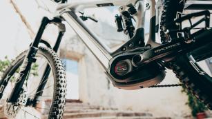 FIRST RIDE: BOSCH PERFORMANCE LINE CX RACE LIMITED EDITION 2023Vor Kurzem noch im Camouflage-Muster getarnt erspäht, präsentierte Bosch im Zuge des finalen EWS-E-Rennens in Finale Ligure nun offiziell den limitierten Bosch Performance Line CX Race-Motor.