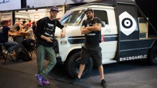 AUF ACHSE: "WAHNSINN EUROBIKE"Eurobike in Frankfurt: Gewalt, Drogen und Alkohol - ein übler Cocktail, zu dem die Bikeboard Crew nur schwer Nein sagen kann.