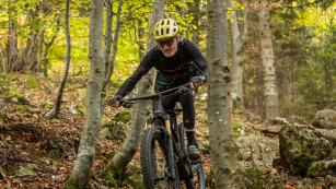 SCOTT GENIUS 900 ULTIMATE IM TESTMan nehme Scotts universellstes Trailbike in der bis dato integriertesten Fassung und teuersten Ausstattung, und jage es zwei Monate durch den spätherbstlich-winterlichen, gatschigen Wienerwald. 