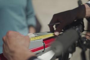 Die Stärke der Federn und deren Vorspannung beeinflusst die Stärke der Effekte des Systems. Die Federstärke erlaubt es, deren bestmögliche nutzbare Bandbreite auf das Bike-Handling zu definieren, während die Vorspannung Ridern die Möglichkeit zum Feintunen des Systems bietet.