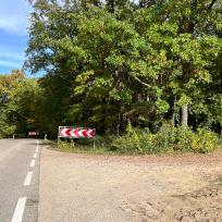... Schotter- und Waldwege von asphaltierten Straßen unterscheiden kann.