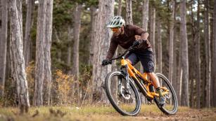 MERIDA ONE-FORTY 8000 IM TEST
Das neue One-Forty richtet sich an Trailbike-Allrounder und will die Fähigkeiten eines Allmountains mit der Leichtigkeit eines guten Kletterers in Einklang bringen.