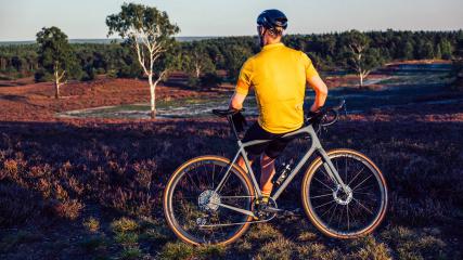 CADEX CYCLING LAUFRÄDER UND KOMPONENTENHighend in der Heide: Die neuen Cadex Edelparts im Graveleinsatz.
