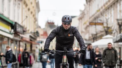ABUS HUD-Y & SQLAB URBAN SPECIALWetterfestes Outfit für modebewusste Citybiker: Langfinger-Handschuhe, lange Radhose und Windbreaker von SQlab + futuristischer Abus HUD-Y Radhelm mit magnetischem USB-Lichtstreifen.