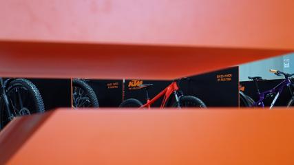 KTM NEWS 2023/24Das Line-up von KTM für die neue Saison steht - und wird im Sinne der Versorgungssicherheit ein Doppeljahrgang. Smart System trifft bunte Farbtöpfe ... ein erster Ein- und Überblick.