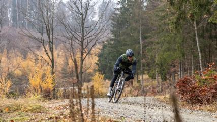 STAN'S NOTUBES CREST MK4 GRAVEL-LAUFRÄDER IM TESTLeichte Systemlaufräder vom Tubeless-Godfather mit asymmetrischen Alufelgen und M-Pulse-Naben inklusive magnetischem Einrastsystem und hammermäßigem Klapperschlangen-Sound.