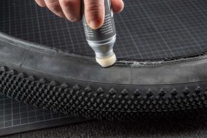 Schwalbes Easy Fit Montageflüssigkeit großzügig auf den Reifenwulst auftragen. Der Reifen lässt sich damit einfacher über die Felgenflanke wuchten und gleitet schon bei wenig Druck präzise in die richtige Position. Nach ca. 10 Minuten verflüchtigt sich die Flüssigkeit vollständig! (Symbolfoto)