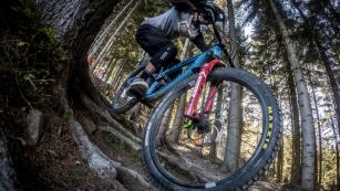 MARZOCCHI BOMBER AIR IM TESTVor einigen Monaten präsentiert, fand zwischenzeitlich Marzocchis Bomber Air Hinterbauelement den Weg in eines unserer Bikes. Wie sich der Gravity-taugliche Luft-Dämpfer über Stock und Stein hielt, verraten wir euch hier.