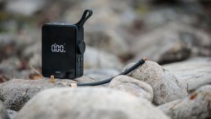 HOTO AKKU-LUFTPUMPEEdler Mini-Kompressor aus China im Praxistest - mit digitaler Anzeige, 2500 mAh Lithium-Akku und integrierter LED-Leuchte.