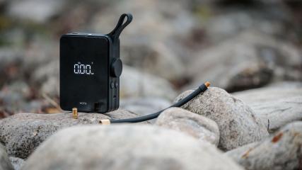 HOTO AKKU-LUFTPUMPEEdler Mini-Kompressor aus China im Praxistest - mit digitaler Anzeige, 2500 mAh Lithium-Akku und integrierter LED-Leuchte.