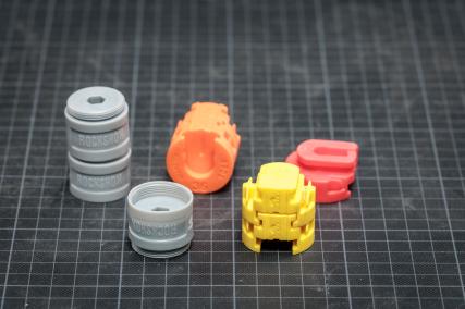 Bei Federgabeln werden Tokens meistens unter der Luftkappe eingeschraubt (links: RockShox) oder eingeklickt (rechts: Fox). Oftmals haben Modelle mit unterschiedlichen Standrohrdruchmessern unterschiedlich dicke Formen.