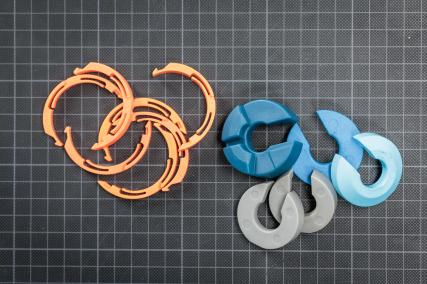 Das Luftvolumen von Dämpfern kann meistens über Volumen-Spacer in Ring- oder Token-Form angepasst werden. Links passend für einen Fox Float X2-Dämpfer, rechts für einen DPX2-Dämpfer.