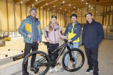 Andreas Wittmann (GF Trailements), Profibikerin Tamara Widmann (Trek Future Racing), Christian Schnöller (GF AREA 47) und Cody Ferris-Heath (CEO Trailtech & österreichischer Partner von Velosolutions Pumptrack) freuen sich auf das neue Highlight am Eingang zum Ötztal (v.l.n.r.).