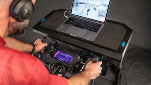 WAHOO KICKR STEERKurven schneiden, Windschatten lutschen und Konkurrenten Schulter an Schulter abdrängen wie ein Echter! Wahoos immersive RGT STEERing Features bringen euer Indoor Training aufs nächste Level.
