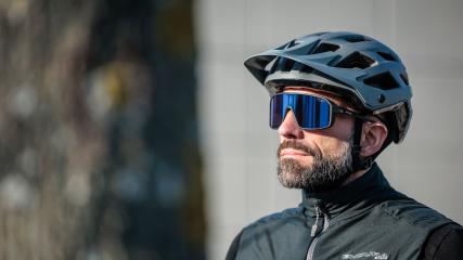 EVIL EYE E-SENSE E036 RADBRILLE MIT PHOTOVOLTAIKIn nur 0,6 Sekunden passt sich die Tönung der LST eVARiO Filter elektrisch und automatisch an die gegebenen Lichtverhältnisse an.