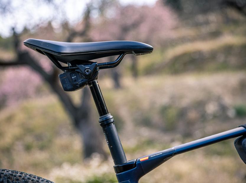 Dusty XR: Noch mehr Komfort und Sicherheit gefällig? Kein Probleme mit der RockShox Reverb XPLR AXS Dropper Post und ihren 75 mm Hub.