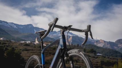 MONDRAKER DUSTY E-GRAVEL 2023Drei brandneue Gravelbikes aus Spanien fürs Extreme. Mit Vollausstattung, unverschämt innovativer Geometrie und kräftiger, aber äußerst subtiler X20-Motorunterstützung von Mahle.