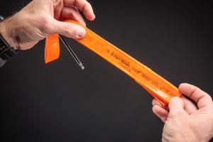 Clevere Markierung am Schlauch für Farbenblinde