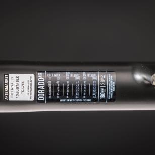 ... der für das jeweilige Fahrergewicht empfohlene Luftdruck auf einer Tabelle am Tauchrohr empfohlen.