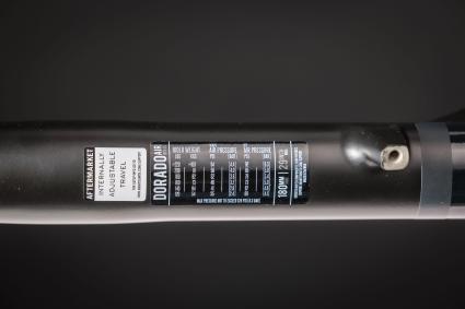 ... der für das jeweilige Fahrergewicht empfohlene Luftdruck auf einer Tabelle am Tauchrohr empfohlen.