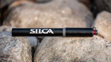 TEST: SILCA GRAVELERO MINIPUMPEZusätzlich zur Silca SuperPista Ultimate HIRO Edition, dem Nonplusultra der Standpumpen, präsentierten die Amerikaner mit der Silca Gravelero Mini-pump vor Kurzem auch eine edle Minipumpe für unterwegs. In erster Linie fürs Graveln optimiert, sollte sie dank ihres großen Hubvolumens aber auch mit jedem MTB-Reifen spielerisch fertig werden.