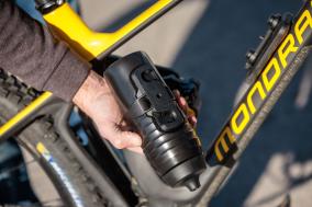 Die Fidlock TWIST X KEEGO Trinkflasche hilft beim Platzsparen.