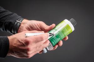 Die halbe Flüssigkeitsmenge auf der Flasche mit einem Stift markieren.