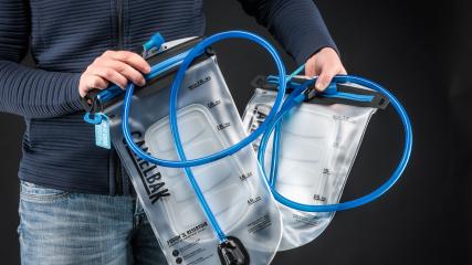 CAMELBAK FUSION TRINKBLASE IM TESTEinen neuen Wasserbehälter mit wahlweise zwei oder drei Litern präsentierten die Trinkblasen-Pioniere vergangenen Frühling. Mittlerweile haben wir die beiden Fusion-Reservoirs ausprobiert ...