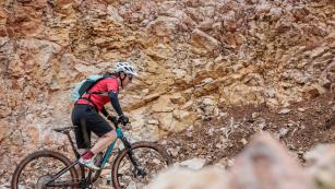 CONWAY RLC FS 6.9 IM TEST
Darf's ein bisserl mehr sein? Mit muskulöserem Oberkörper möchte sich Conways Racefully auch als Downcountry-Bike beweisen. Ob's gelingt, lest ihr hier.