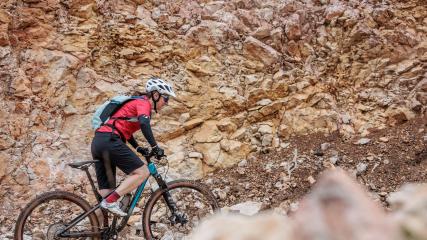 CONWAY RLC FS 6.9 IM TEST
Darf's ein bisserl mehr sein? Mit muskulöserem Oberkörper möchte sich Conways Racefully auch als Downcountry-Bike beweisen. Ob's gelingt, lest ihr hier.