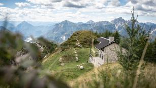 BIKEN DURCH DIE JULISCHEN VORALPENMit echten Bikefexen in der beeindruckenden Welt südlich des Alpenhauptkamms: eine mehrtägige Reise durch die stillen Seitenarme des Kanaltals; einsam rauf und abwechslungsreich runter - ab 2023 auch buchbar als Trans Friaul.