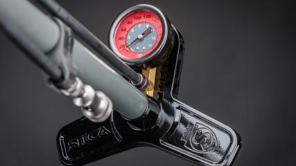 SILCA PISTA PLUS GEWINNSPIEL BIS 7. MAI 2023Gemeinsam mit SILCA verlosen wir eine moderne Pista Plus Standpumpe im klassischen Look.