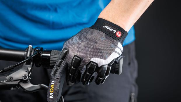G-Form Protektoren und Handschuhe im Test