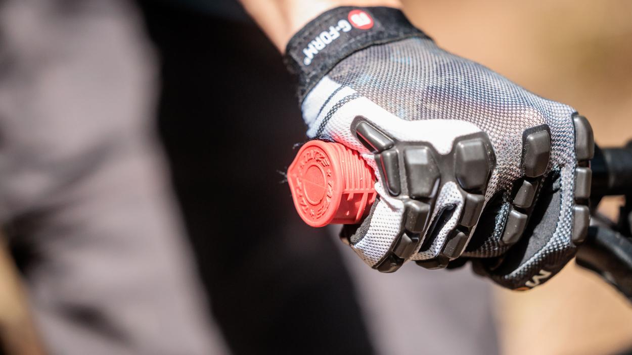 G-Form Protektoren und Handschuhe im Test