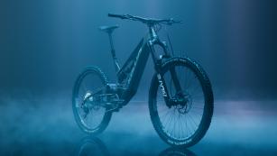 KELLYS THEOS F100 UND THEOS R-SERIEEin E-MTB aus Verbundstoff? 2023 legen die Slowaken nach und präsentieren einerseits das Theos F100 mit viel Saft und wenig Gewicht. Andererseits die Theos R-Serie - eine vollgefederte Alu-Plattform mit Panasonic-Motor, vollständig geschweißt von Robotern.