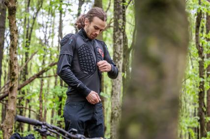 G-Form Protektoren und Handschuhe im Test
