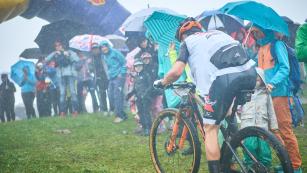 BILDBERICHT KITZALPBIKE FESTIVAL 2023
Anhaltender Regen machte den KitzAlpBike Marathon in diesem Jahr zum Härtetest.