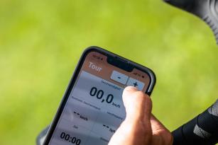 Einfacher geht dies per Smartphone App: Die Modi lassen sich in beide Richtungen wechseln und auch die Anzeige bzw. Auswahl des aktuellen Motorprofils ist möglich.