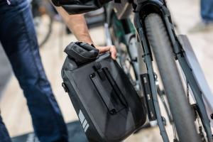 Die Bikepacking-Tasche wird, wie ihr Name bereits verrät, entweder ganz simpel mittels universellem Kunststoffadapter am passenden Gepäckträger oder direkt an der Gabel des Fahrrades befestigt.