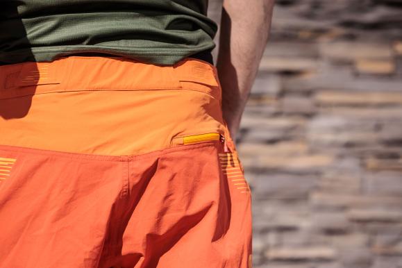 Tasche hinten und Bundverstellung